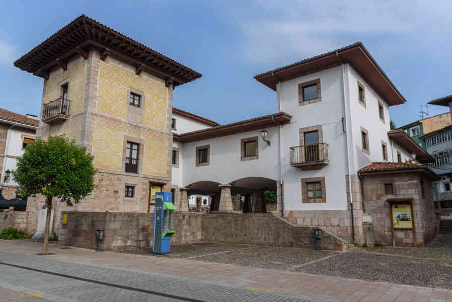 Principado de Asturias 010 - Cangas de Onís - palacio Pintu.jpg